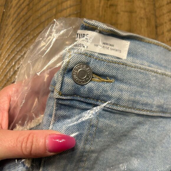 NWT Levi’s Signature denim jean shorts size 24. High rise 3 inch inseam. - Picture 9 of 9